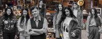 Ο Φοίβος Δεληβοριάς σε ένα «Flea Market» με τη Μαρίνα Σάττι & τις Fones στη σκηνή του Passport Κεραμεικός