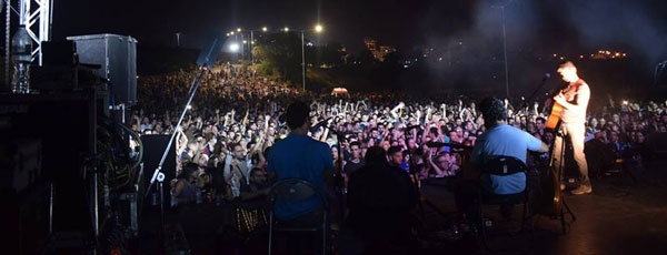 10.000 κόσμου αποθέωσε το Σωκράτη Μάλαμα, στην έναρξη του φεστιβάλ «Λιπάσματα 2017 – Φεστιβάλ στη θάλασσα»